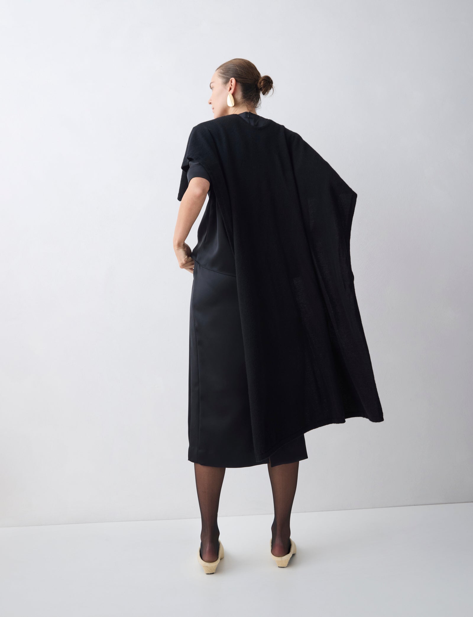BLACK CASHMERE TRANQUIL KNIT CAPE