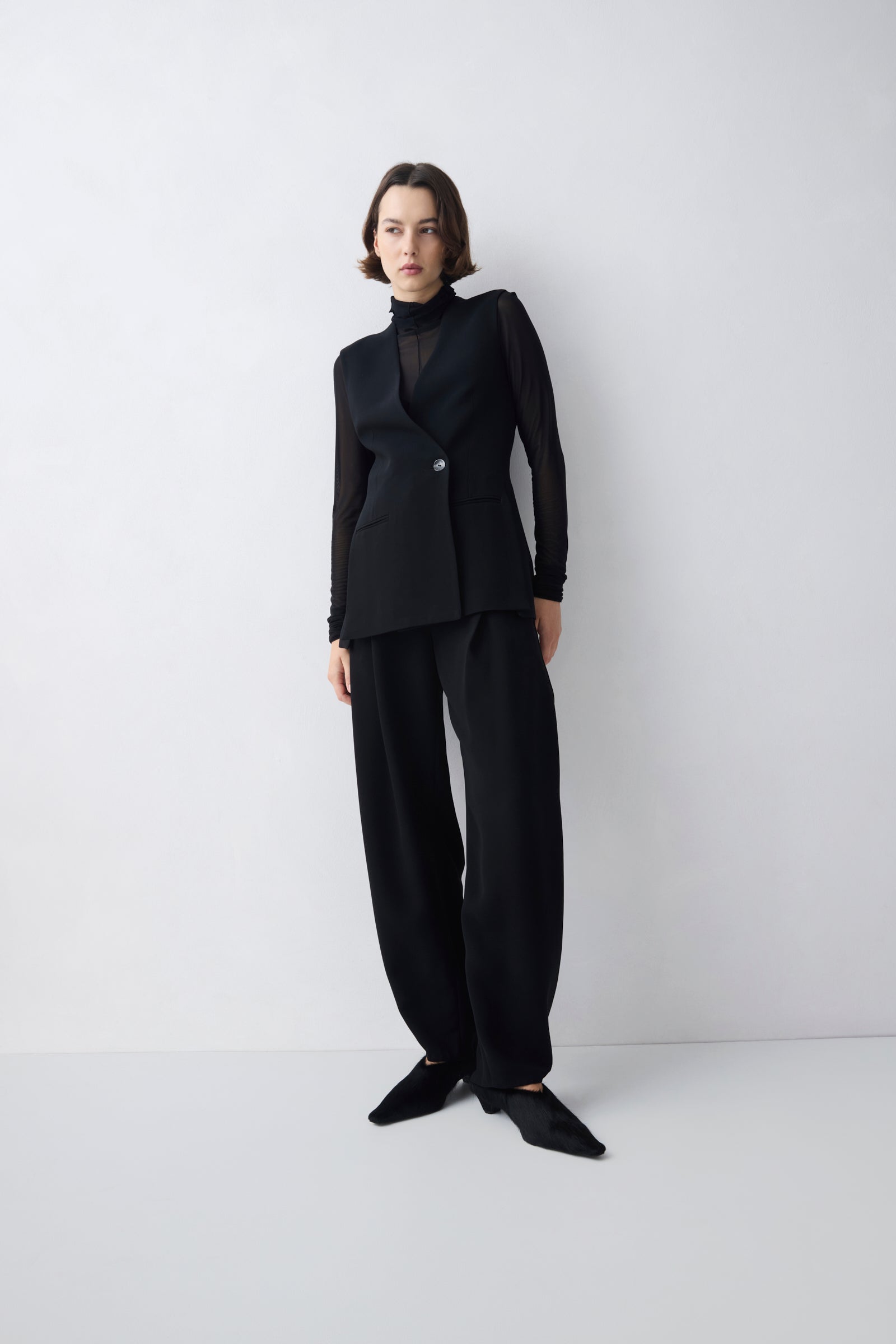 BLACK CREPE ELLIPSIS VEST