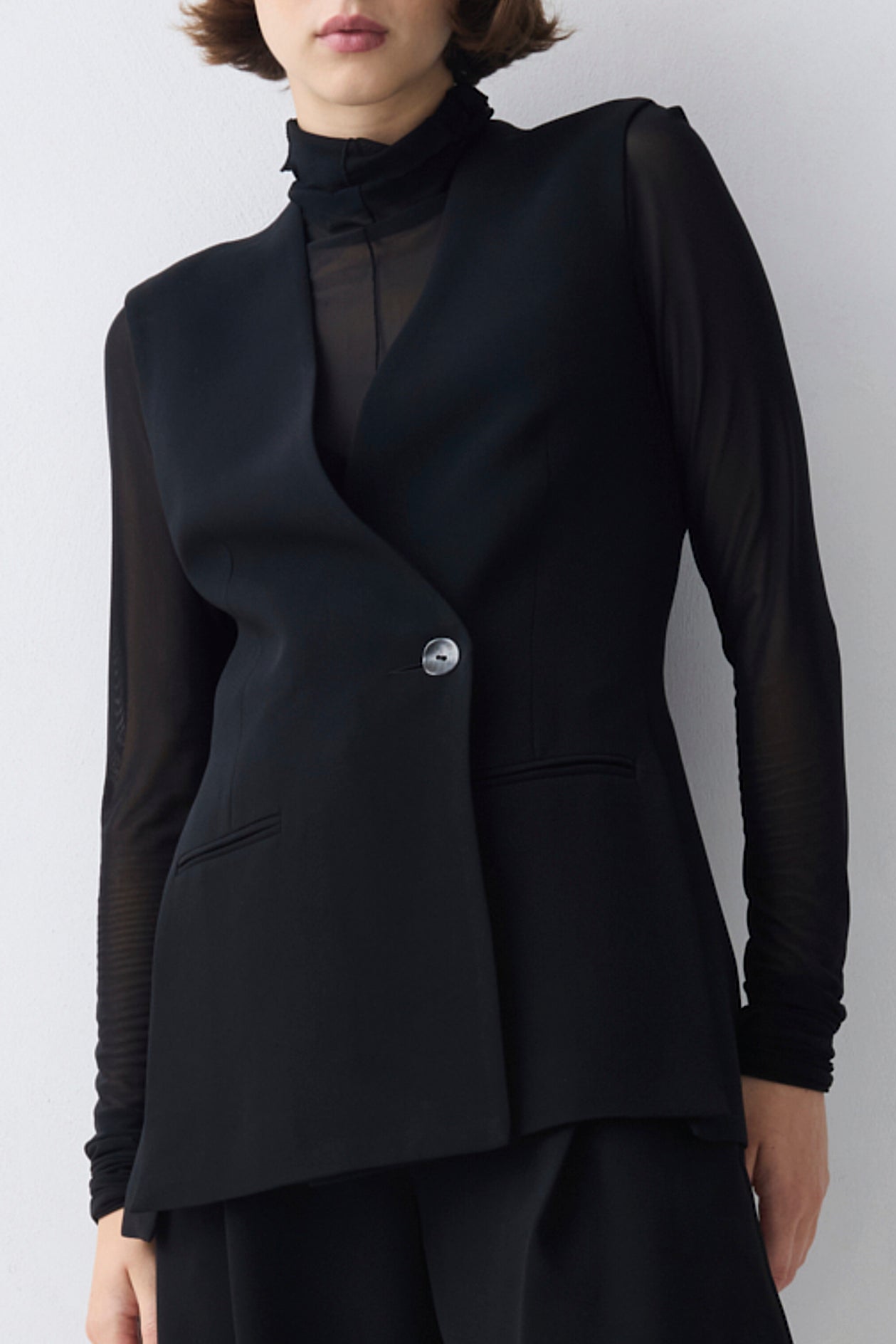 BLACK CREPE ELLIPSIS VEST