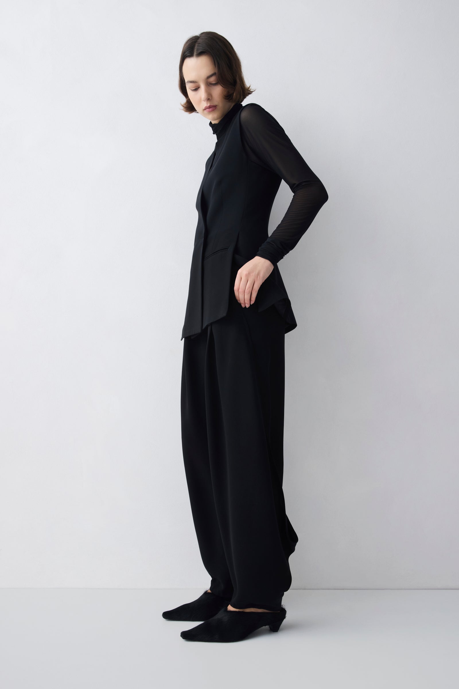BLACK CREPE ELLIPSIS VEST