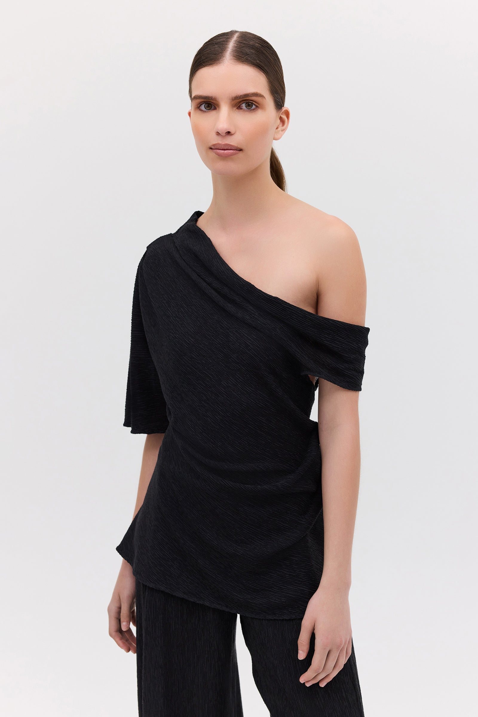 BLACK CRINKLE GALEA TOP