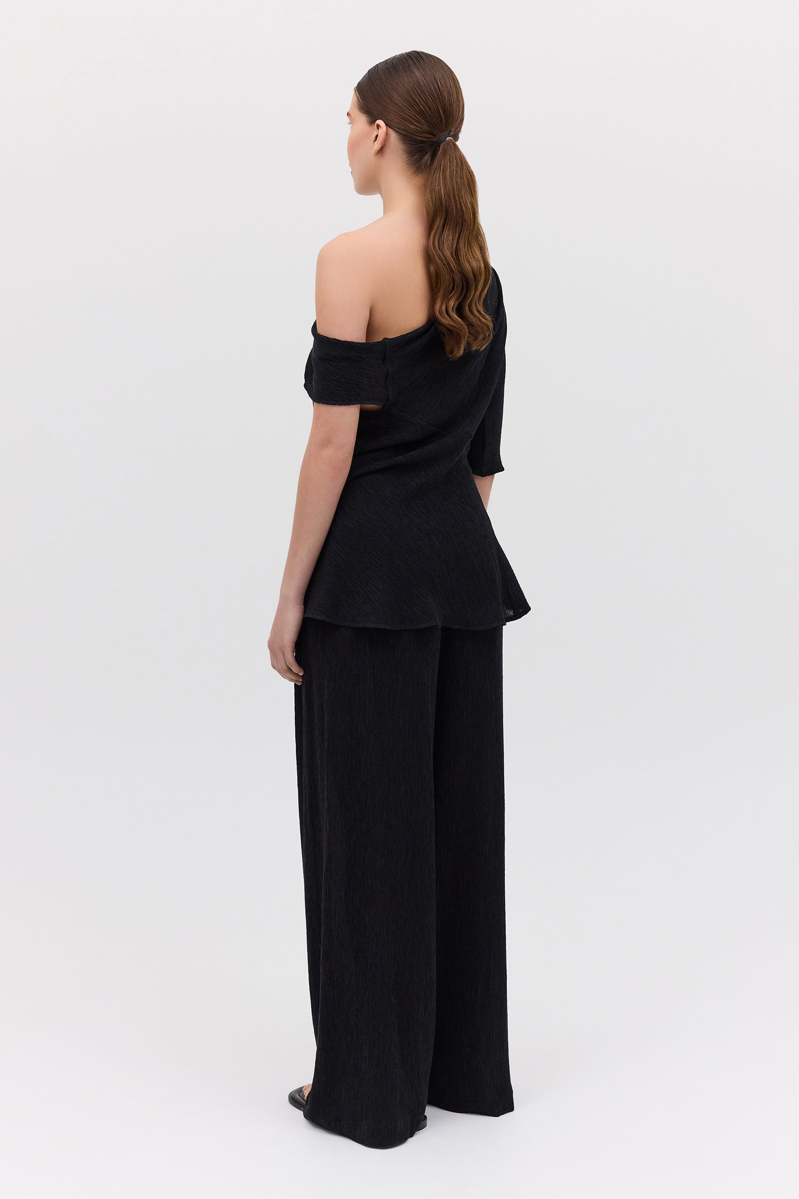 BLACK CRINKLE GALEA TOP