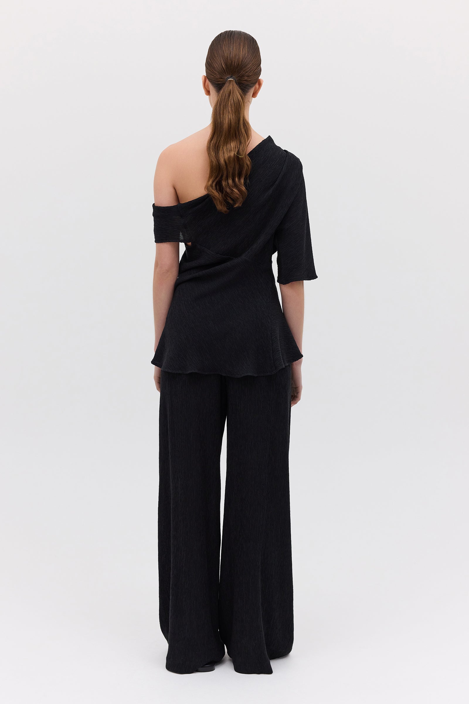 BLACK CRINKLE GALEA TOP